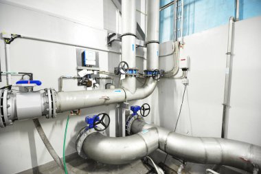 Endüstriyel şehir su arıtma kazan dairesinde büyük mavi tanklar. Geniş açı açısı