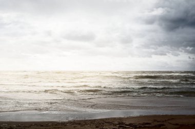 Fırtınadan sonra dramatik günbatımı bulutları altında Baltık Denizi. Dalgalar yakın çekim. - Letonya. Destansı deniz manzarası. Kasırga, fırtına, sert hava, meteoroloji, ekoloji, iklim değişikliği, doğal olaylar