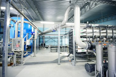 Ozmoz endüstriyel su arıtma istasyonunu tersine çevirin. Salonun geniş görünümü