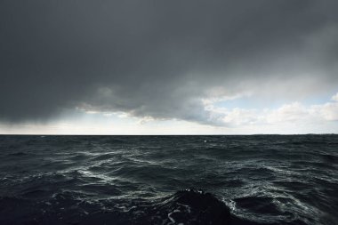 Fırtınadan önce açık Baltık Denizi 'nin üzerinde parlayan bulutlar. İsveç dramatik gökyüzü, destansı deniz manzarası. Yattan bir manzara. Zorlu bir havada yelken açmak