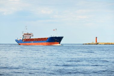 Baltık Denizi 'nden Letonya' nın Riga limanına giden büyük mavi yük gemisi (gemi). Yattan bir manzara. Küresel iletişim, lojistik, endüstri, nakliye