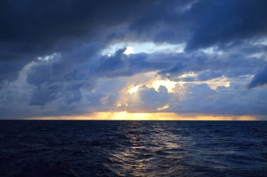 Akdeniz 'in üzerindeki renkli günbatımı bulutları. Dramatik bulut manzarası. Seyahat yerleri, gezi, dinlenme, seyahat, yelken, çevre koruma kavramları