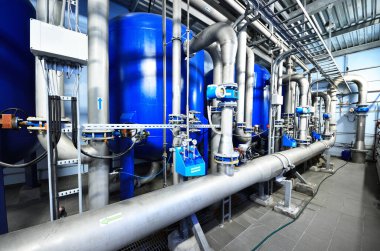 Endüstriyel şehir su arıtma kazan dairesinde büyük mavi tanklar. Geniş açı açısı