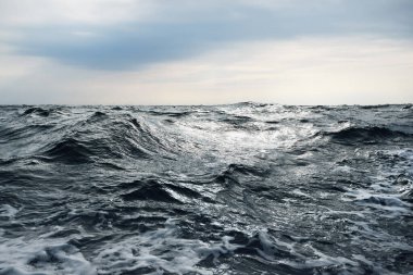 Fırtınadan önce açık Baltık Denizi 'nin üzerinde parlayan bulutlar. İsveç dramatik gökyüzü, destansı deniz manzarası. Yattan bir manzara. Zorlu bir havada yelken açmak