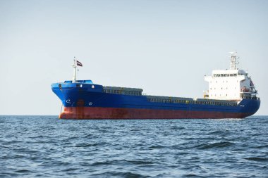 Cebelitarık Boğazı 'nda demirli büyük mavi bir kargo gemisi. Yat manzaralı, yakın plan. Yaz Atlantik 'i İspanya ve Afrika' ya doğru gidiyor. Yük taşımacılığı, lojistik, küresel iletişim teması