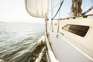 Açık denizde, açık bir günde beyaz bir yat. Güverteden pruvaya, direğe ve yelkenlilere kadar bir manzara, ekipmanları yakın çekimde donatmak. Yaz Atlantik 'i İspanya ve Afrika yakınlarında geçiyor.