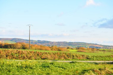 Finistre, Brittany, Fransa 'daki yeşil kırsal tarlaların ve vadilerin üzerindeki dramatik gökyüzü. Idyllic manzara. Panoramik hava manzarası. Seyahat yerleri, gezi teması.