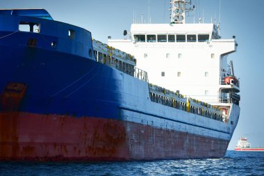 Cebelitarık Boğazı 'nda demirli büyük mavi bir kargo gemisi. Yat manzaralı, yakın plan. Yaz Atlantik 'i İspanya ve Afrika' ya doğru gidiyor. Açık mavi gökyüzü