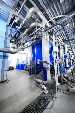 Endüstriyel şehir su arıtma kazan dairesinde büyük mavi tanklar. Geniş açı açısı