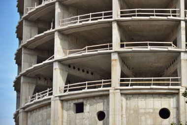 Modern gökdelen yapım aşamasında, yakın plan. Riga, Letonya. Görüntüyü algıla. Gayrimenkul geliştirme, ekonomik büyüme ve düşüş, çevresel hasar teması