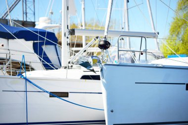 Açık bir yaz gününde, limandaki bir yat limanına demirlemiş beyaz, modern yelkenli tekneleri. Spor ve eğlence teması. İsveç