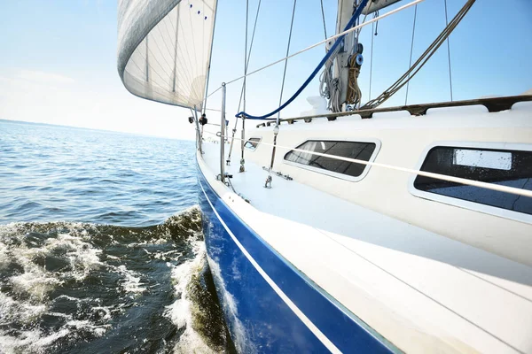 Weiße Jacht Segelt Einem Sonnigen Sommertag Nahsicht Vom Deck Auf — Stockfoto