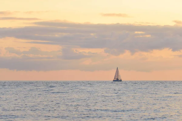 Epic Sunset Sky Baltic Sea Shore Sailing Boat Sloop Rigged — Foto de Stock