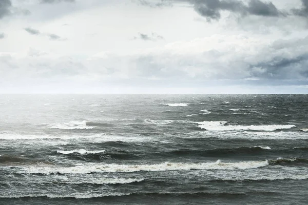 Ostsee Unter Dramatischen Sonnenuntergangswolken Nach Gewitter Wellen Aus Nächster Nähe — Stockfoto