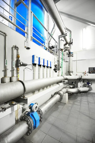 Große Blaue Tanks Einem Heizungsraum Für Die Industrielle Stadtwasseraufbereitung Weitwinkelperspektive — Stockfoto