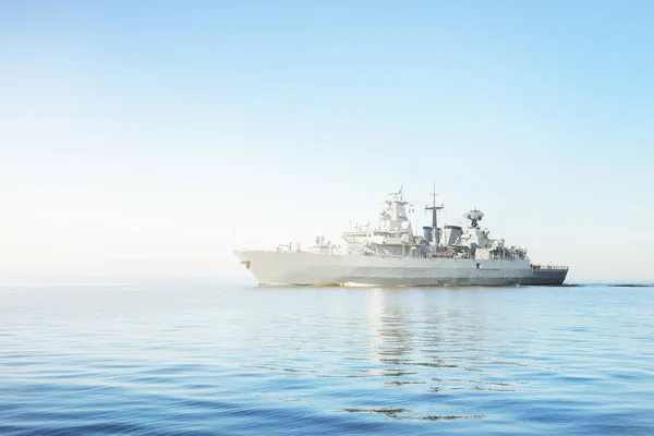 大型灰色现代战舰在静水中航行 晴朗的蓝天 波罗的海 全球通信 国际安全主题 — 图库照片