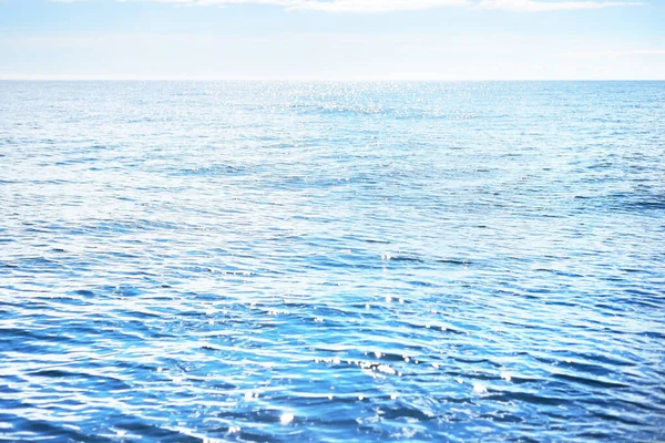 Klarer Blauer Himmel Der Sich Kristallklaren Wasser Spiegelt Abstrakte Kunst — Stockfoto