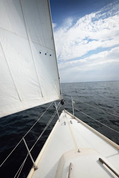 Yate Blanco Navegando Soleado Día Verano Vista Arriba Hacia Abajo — Foto de Stock