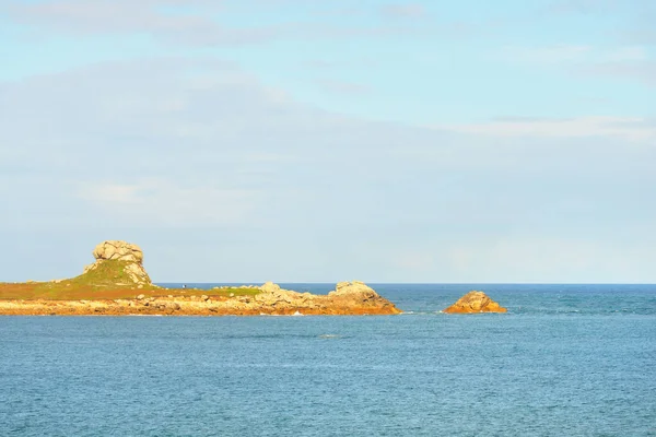 晴れた日には ヴィアージュ灯台近くのリリア湾のロッキー海岸 古代の石を閉じる Plouguerneau Finiste ブルターニュ フランス 旅行先 国のランドマーク — ストック写真