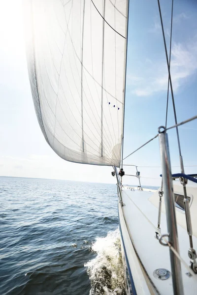 Yacht Blanc Naviguant Par Une Journée Été Ensoleillée Vue Rapprochée — Photo