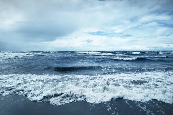 Mar Baltico Sotto Drammatiche Nuvole Tramonto Dopo Temporale Onde Primo — Foto Stock