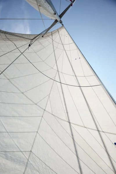 Weiße Schaluppe Getakelte Yachtsegel Gegen Klaren Blauen Himmel Mit Zirruswolken — Stockfoto