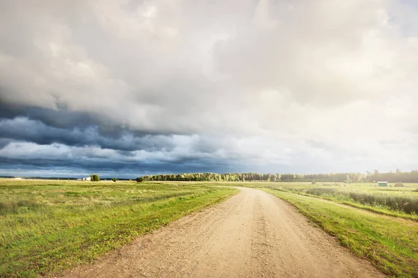 Uma Estrada Rural Vazia Pelos Campos Depois Chuva Céu Dramático — Fotografia de Stock