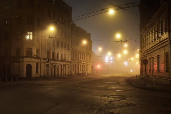 Geceleyin Sisli Bir Şekilde Eski Tarihi Binaların Evlerin Arasından Aydınlatılmış — Stok fotoğraf