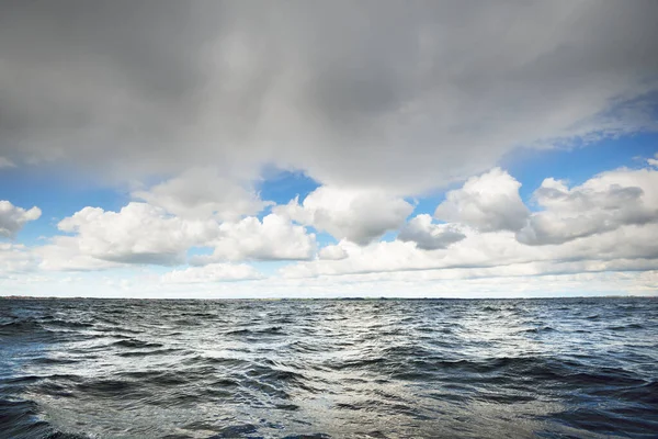 雷雨前在开阔的波罗的海上空闪耀的云彩 瑞典戏剧化的天空 史诗般的海景 游艇上的景色 在恶劣天气下航行 — 图库照片