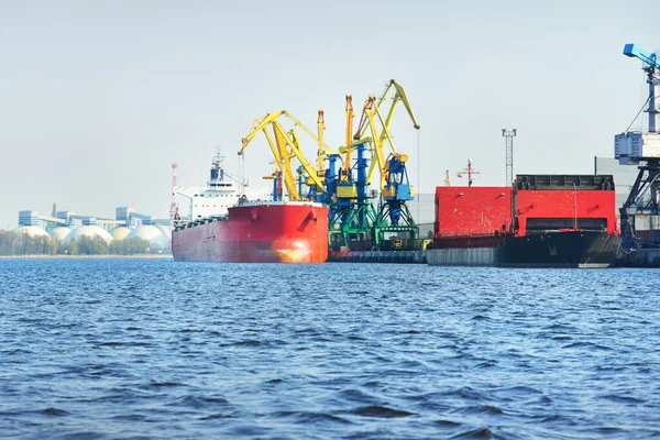 Großer Massengutfrachter Frachtschiff Kohleterminal Nahaufnahme Hintergrund Hafenkräne Insel Krievu Riga — Stockfoto