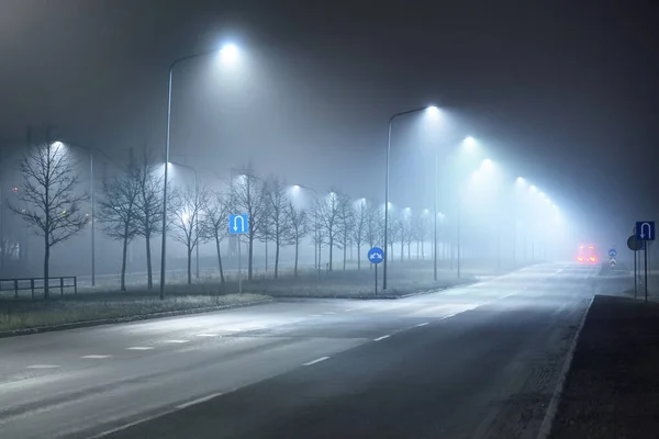 Carretera Vacía Iluminada Una Niebla Por Noche Luces Calle Señales — Foto de Stock