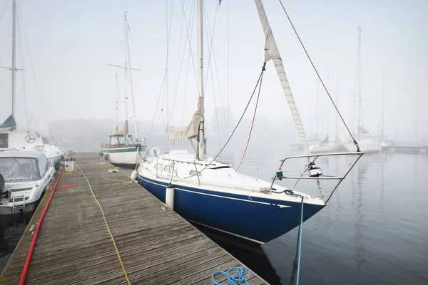Sloop Bleu Gréé Yacht Amarré Une Jetée Dans Épais Brouillard — Photo