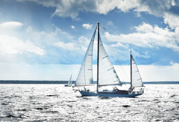 Velho Veleiro Madeira Vintage Caro Yawl Close Navegando Sob Céu — Fotografia de Stock