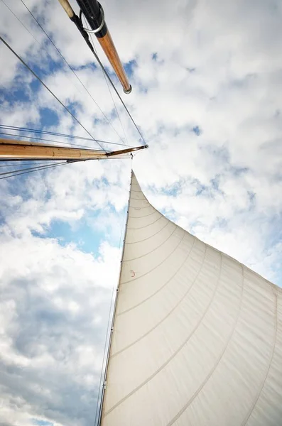 Vita Segel Elegant Segelbåt Mot Klarblå Himmel Med Cirrusmoln Närbild — Stockfoto