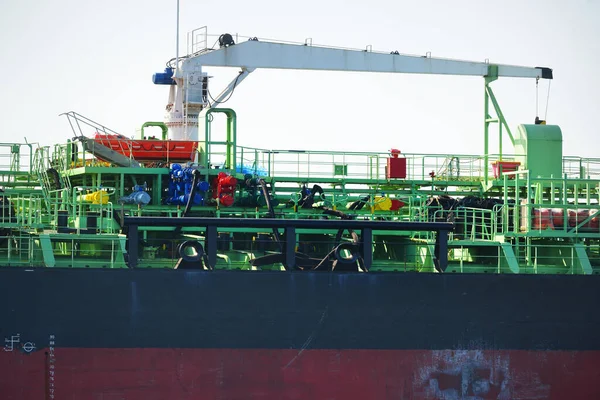 港に到着する大型黒船 貨物船 クローズアップ リガ湾 バルト海 ラトビア 貨物輸送 グローバル通信 環境被害のテーマ — ストック写真