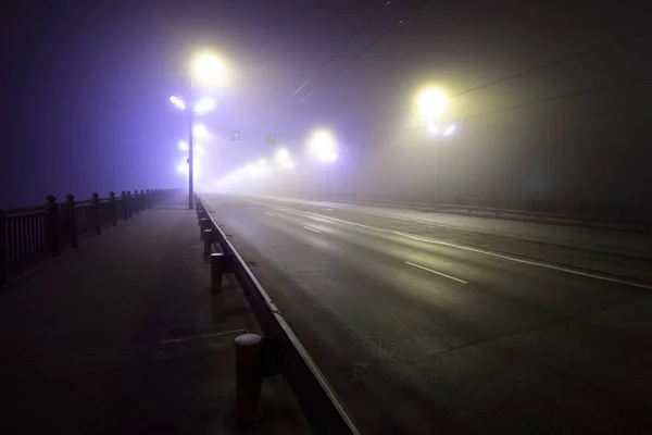 Promenada Dla Pieszych Autostrada Przez Oświetlony Pusty Stone Bridge Gęstej — Zdjęcie stockowe