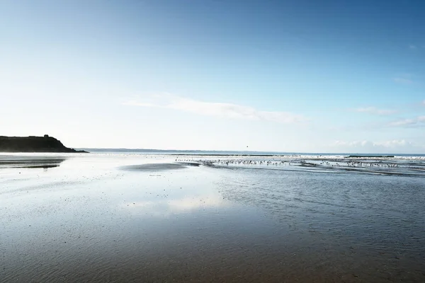 Une Vue Depuis Côte Sablonneuse Baie Douarnenez Ciel Bleu Clair — Photo