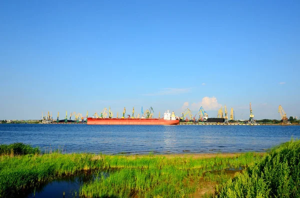 Großer Roter Massengutfrachter Schiff Beim Verladen Hafen Von Riga Lettland — Stockfoto