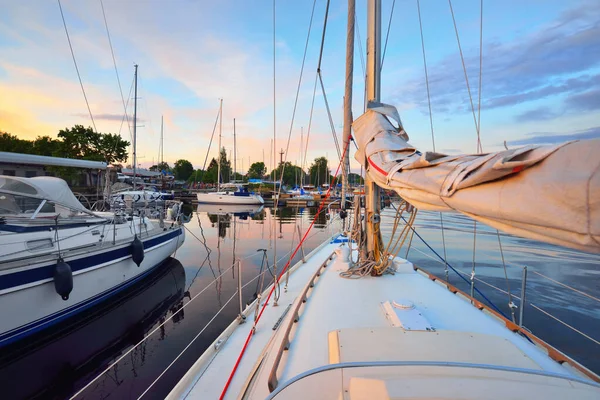 Barcos Vela Modernos Elegantes Para Alugar Ancorados Cais Uma Marina — Fotografia de Stock