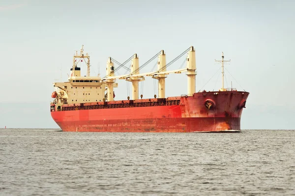 Gran Granelero Rojo Buque Carga Con Grúas Que Navegan Mar —  Fotos de Stock