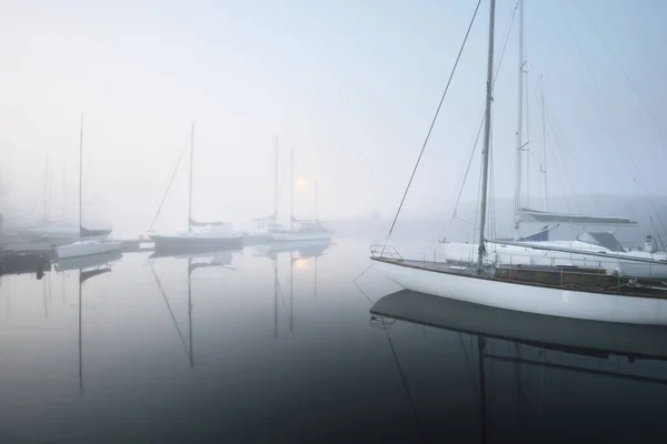 Voiliers Amarrés Une Jetée Dans Épais Brouillard Blanc Matin Lever — Photo