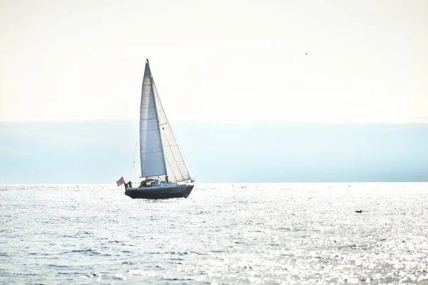 Sloop Bleu Gréé Yacht Naviguant Dans Une Mer Baltique Ouverte — Photo