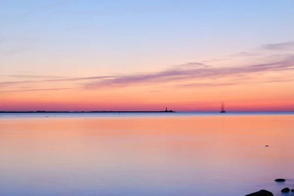 波罗的海在五彩缤纷的夕阳下 后面的灯塔 从沙滩上看风景 拉脱维亚里加湾 史诗般的海景Idyllic Autumn Scene — 图库照片