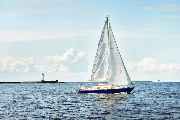 Pequeno Iate Navegando Perto Farol Dia Claro Baía Riga Mar — Fotografia de Stock