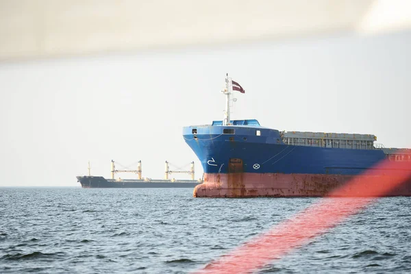 Grand Cargo Bleu Ancré Dans Détroit Gibraltar Vue Yacht Voiles — Photo