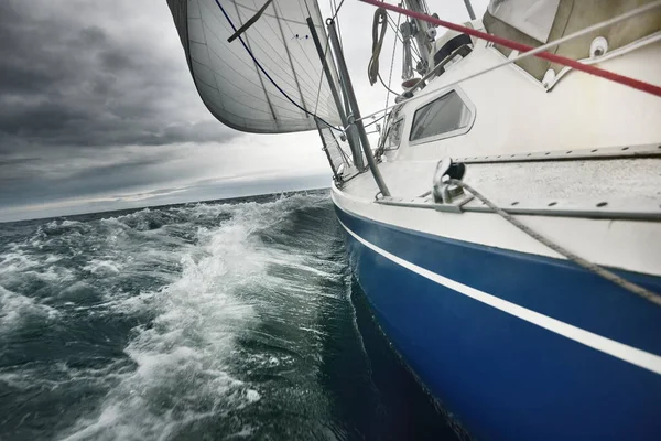 Bateau Naviguant Dans Orage Par Jour Pluie Vue Rapprochée Pont — Photo