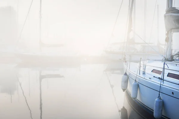 Segelboote Die Bei Sonnenaufgang Dichten Weißen Morgennebel Einem Steg Festmachen — Stockfoto