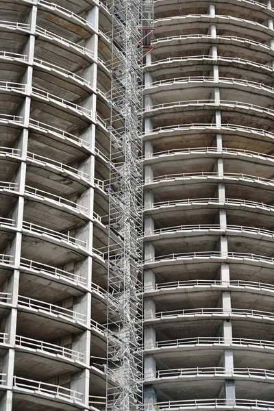 建設中の近代的な高層ビル クローズアップ ラトビアのリガ 抽象的なパターン コンセプトイメージ 不動産開発 経済成長と衰退 環境被害のテーマ — ストック写真