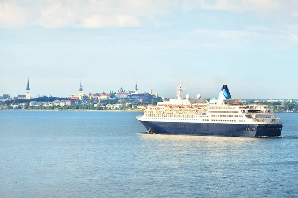 Yolcu Gemisi Yolcu Gemisi Estonya Nın Tallinn Limanına Yanaşıyor Baltık — Stok fotoğraf