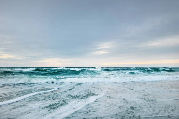 Gün Batımında Anholt Adası Nın Kumsal Kıyısında Dalgalar Sıçramaları Renkli — Stok fotoğraf